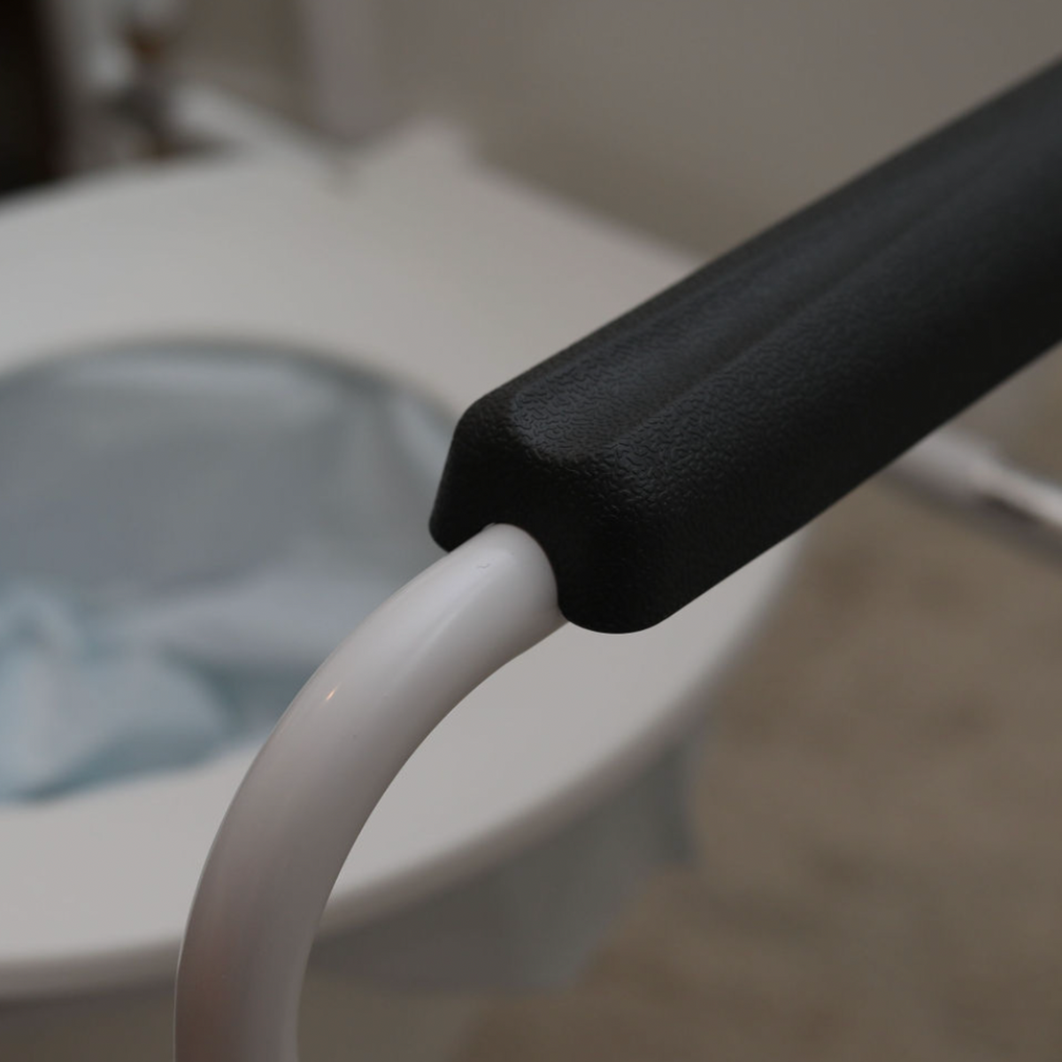 Bedside Commode Chair with Toilet Paper Holder